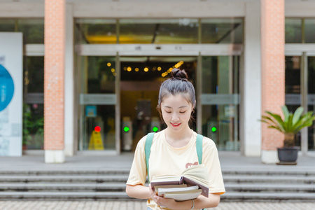 維克加泰羅尼亞中央大學國際碩士報名及考試時間2026