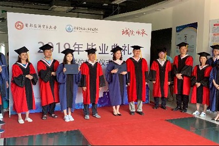 學(xué)院領(lǐng)導(dǎo)為學(xué)生授予學(xué)位 學(xué)院領(lǐng)導(dǎo)為學(xué)生授予學(xué)位