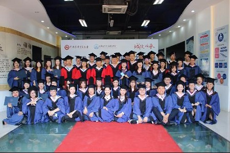 老師與畢業(yè)生合影留念 老師與畢業(yè)生合影留念