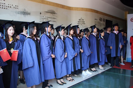 同學(xué)們等待接受學(xué)位授予 同學(xué)們等待接受學(xué)位授予