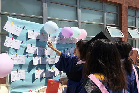 畢業(yè)生紛紛尋找屬于自己的畢業(yè)明信片 畢業(yè)生紛紛尋找屬于自己的畢業(yè)明信片