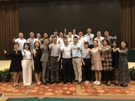 肇越老師與部分學員親切合影圖片 肇越老師與部分學員親切合影圖片