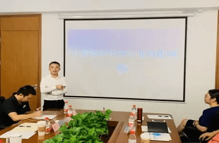 曹獻(xiàn)山主講《大數(shù)據(jù)時代對各行業(yè)的影響》圖片 曹獻(xiàn)山主講《大數(shù)據(jù)時代對各行業(yè)的影響》圖片