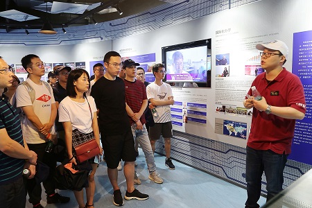 參觀電院成果展廳 參觀電院成果展廳