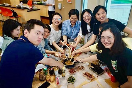 同學們其樂融融完成晚餐大作 同學們其樂融融完成晚餐大作