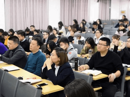 問題討論環節提問中的學員 問題討論環節提問中的學員