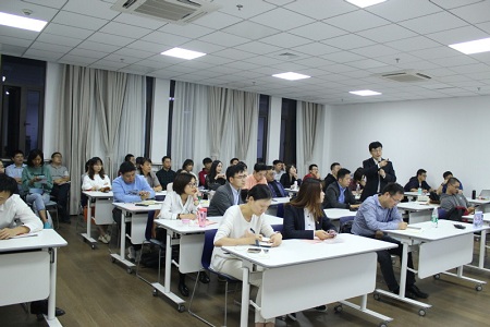 曹仰鋒博士演講中