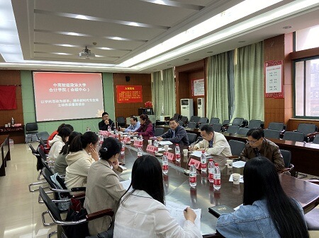 參加座談的教師和學生代表 參加座談的教師和學生代表