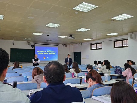 老師展開(kāi)對(duì)話式教學(xué)