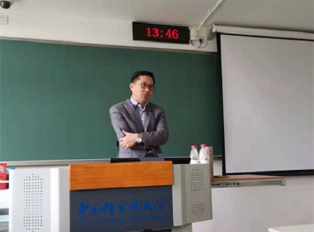 孫曄偉先生在課堂上 孫曄偉先生在課堂上