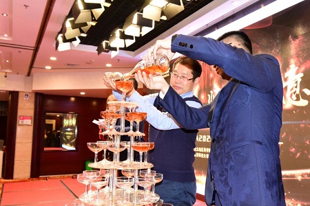 李鴻飛和李浩共同攜手開啟香檳儀式