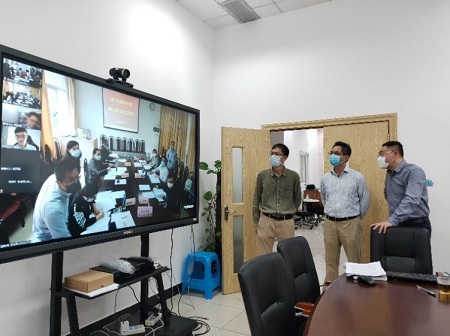 校領(lǐng)導(dǎo)遠(yuǎn)程觀看研究生學(xué)位論文視頻答辯會(huì) 校領(lǐng)導(dǎo)遠(yuǎn)程觀看研究生學(xué)位論文視頻答辯會(huì)