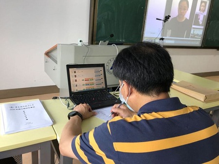 考務員在網絡“候考室”里核驗考生身份 考務員在網絡“候考室”里核驗考生身份