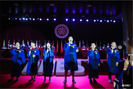 畢業生用感人的“快閃”環節向師長和同窗告別