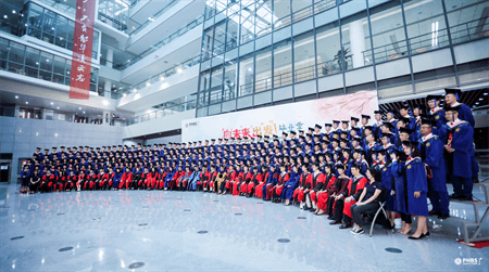 領導、導師與畢業生們合影留念