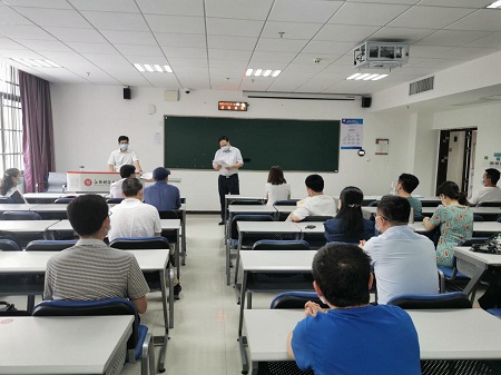 胡海波和寧亮兩位院長向全體考官通報(bào)考試規(guī)則 胡海波和寧亮兩位院長向全體考官通報(bào)考試規(guī)則