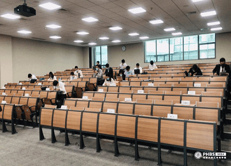 答辯等候室隔位隔行就坐 答辯等候室隔位隔行就坐