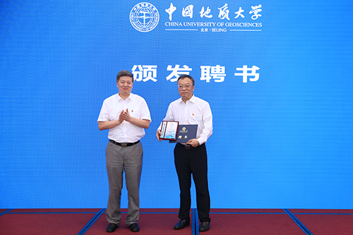 孫友宏為馬俊杰頒發聘書 孫友宏為馬俊杰頒發聘書