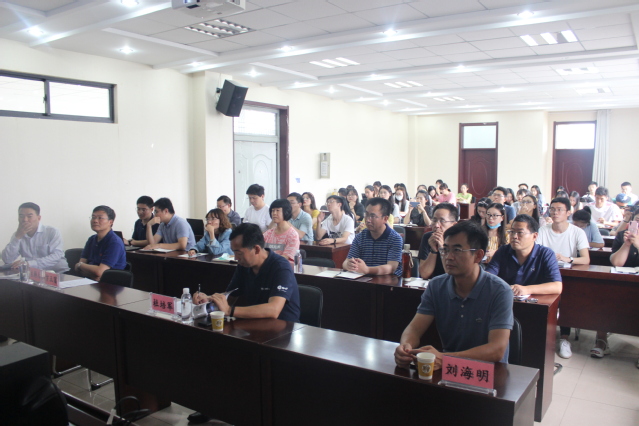 會場師生聽報告 會場師生聽報告