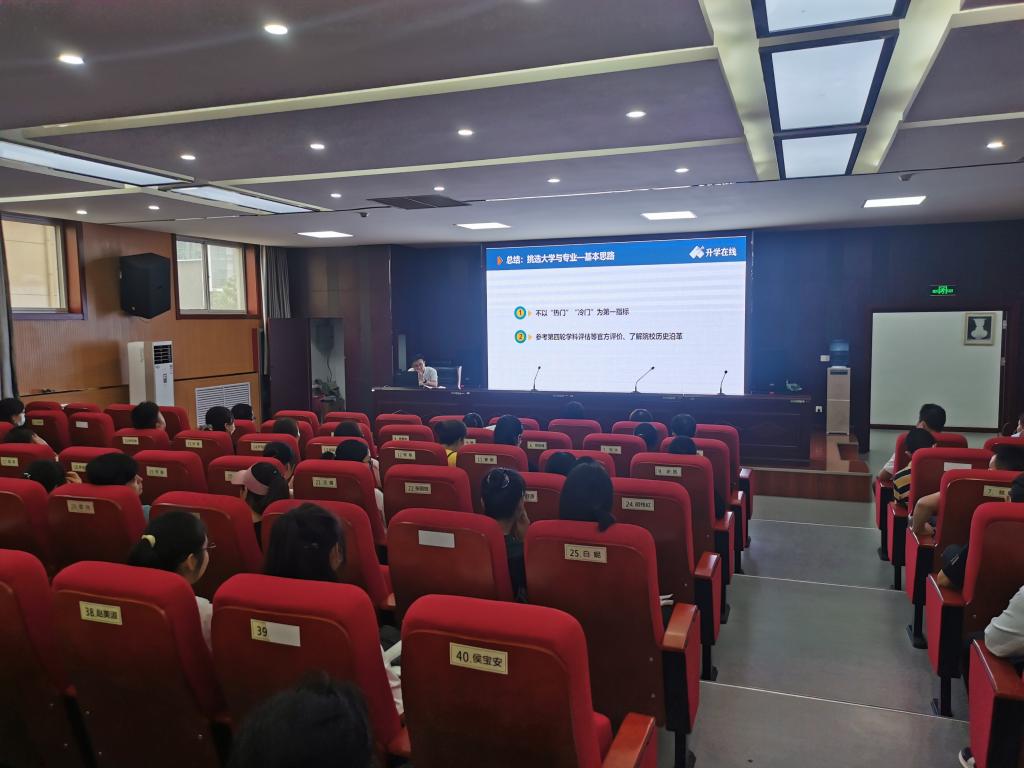 西安石油大學機械工程學院招生組深入高中進行招生宣傳活動