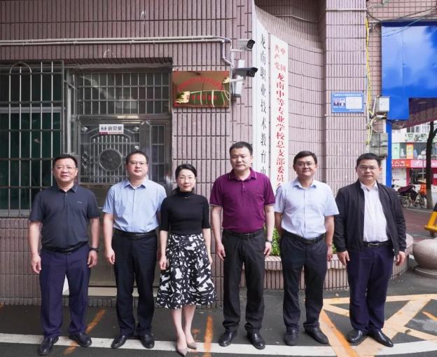 教育學部在龍南中等專業學校設立研究生實踐教學基地并舉行掛牌儀式 教育學部在龍南中等專業學校設立研究生實踐教學基地并舉行掛牌儀式