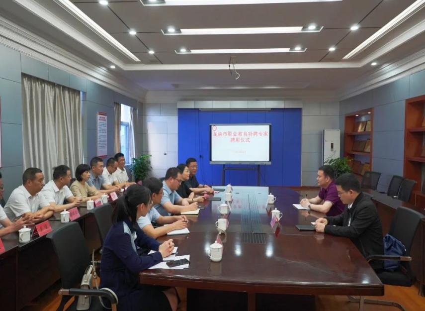 教育學部在龍南中等專業學校設立研究生實踐教學基地并舉行掛牌儀式 教育學部在龍南中等專業學校設立研究生實踐教學基地并舉行掛牌儀式