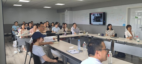 教科院師生認(rèn)真聽取劉良華教授的學(xué)術(shù)報(bào)告 教科院師生認(rèn)真聽取劉良華教授的學(xué)術(shù)報(bào)告