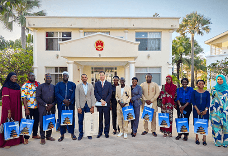 駐岡比亞大使劉晉同岡比亞大學國際關系與外交學碩士班師生座談交流