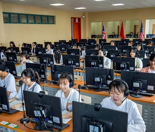 學(xué)生在同聲傳譯實(shí)驗(yàn)室上課 學(xué)生在同聲傳譯實(shí)驗(yàn)室上課