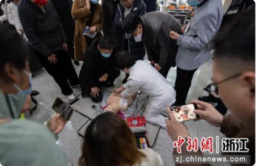 圖為參與者在現場學習急救技能