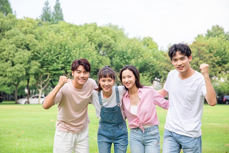 1713233813220329.jpg 攝圖網_501391388_大學生戶外加油手勢(企業商用).jpg